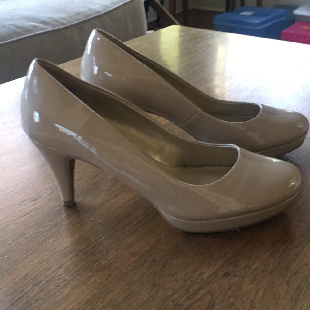 Women’s Nude pumps